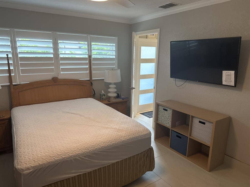 Room for Rent Modern Waterfront Hom
