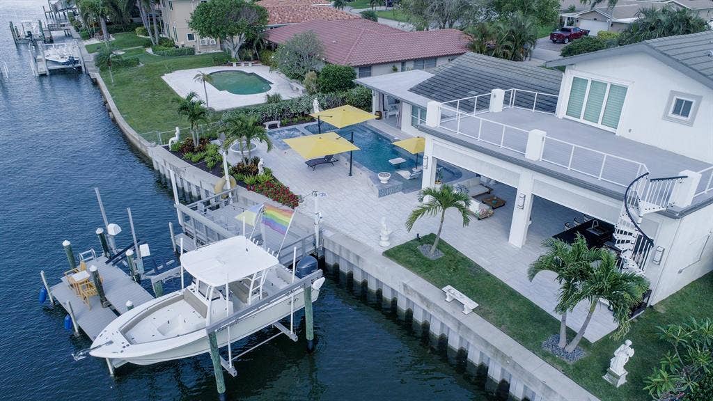 Room for Rent Modern Waterfront Hom