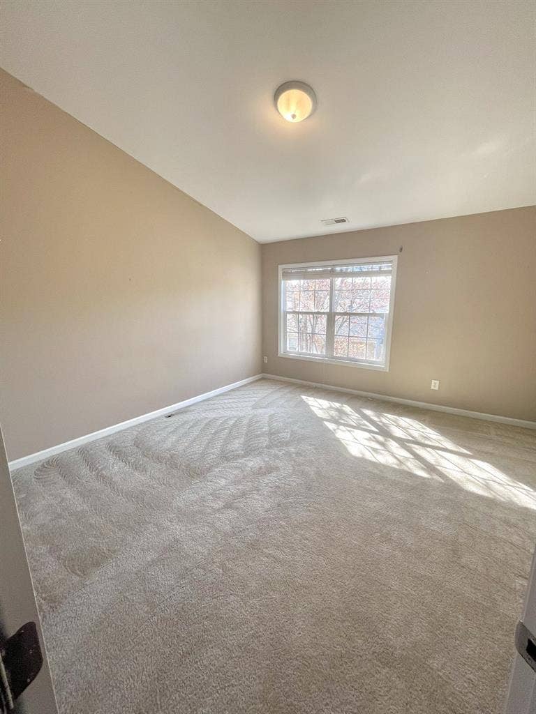 Master bedroom available in Raleigh