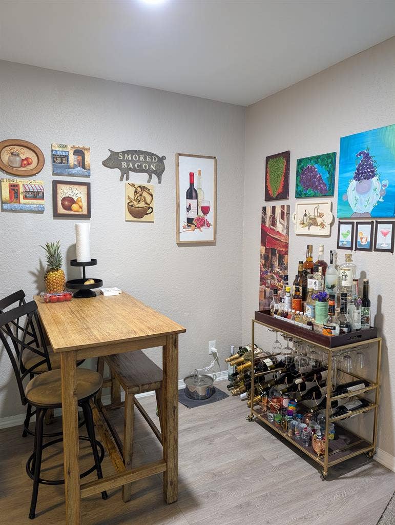 Sommelier Seeking ResponsibleRoomie