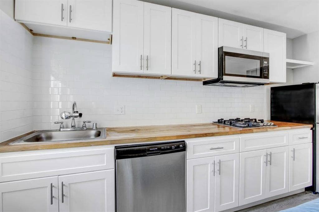 Studio in K-Town/Downtown LA–$