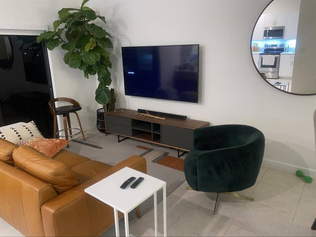 Modern Room Near Aventura FL 🏡✨