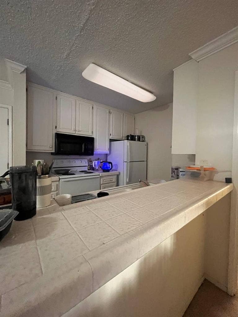 Looking for a girl to share bedroom
