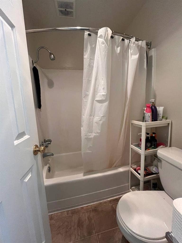 Looking for a girl to share bedroom