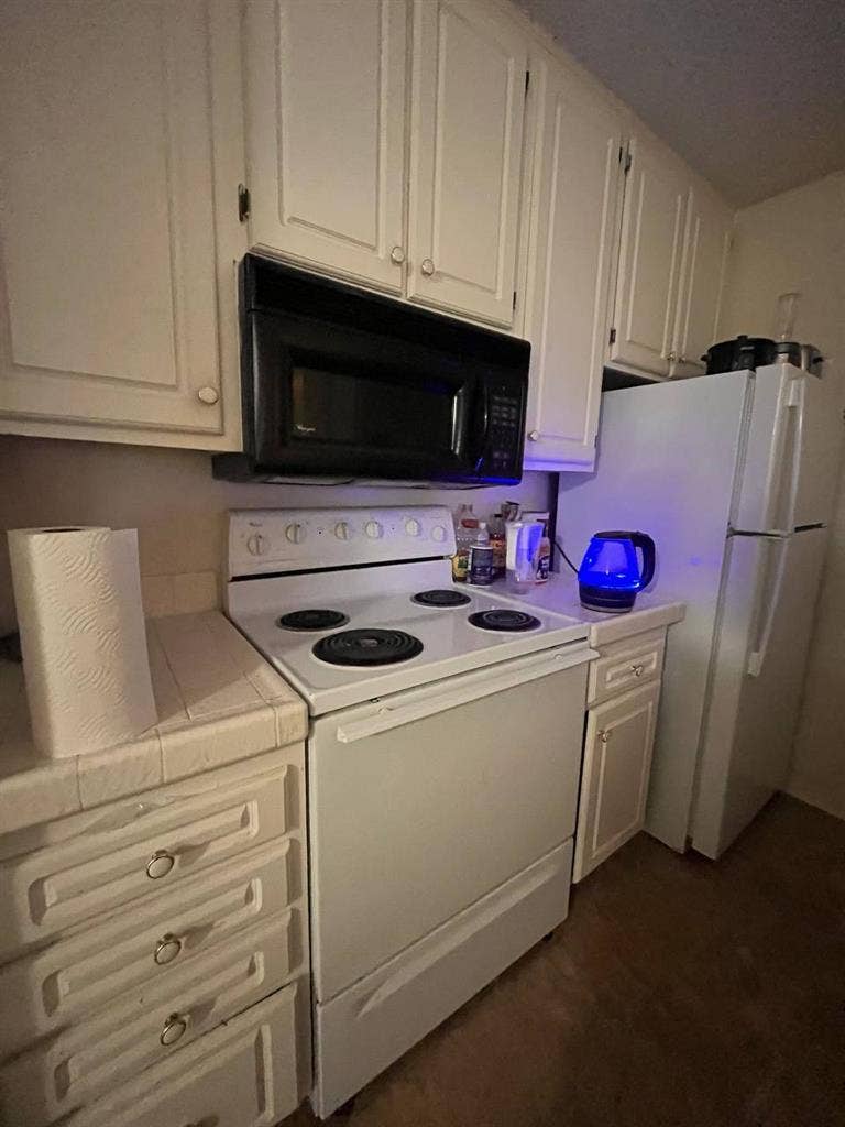 Looking for a girl to share bedroom
