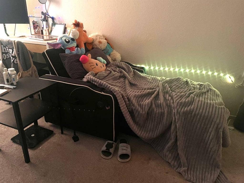 Looking for a girl to share bedroom