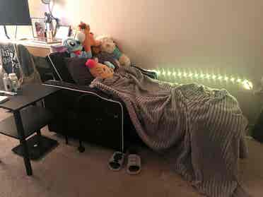 Looking for a girl to share bedroom