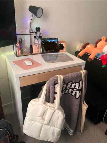 Looking for a girl to share bedroom
