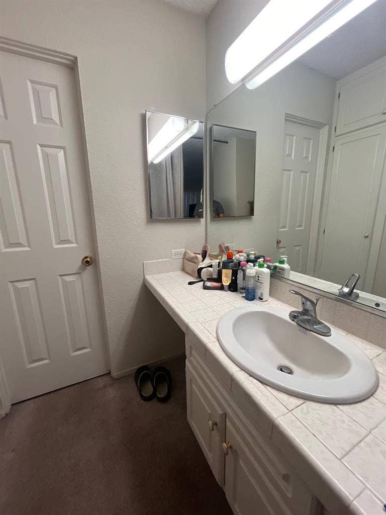 Looking for a girl to share bedroom