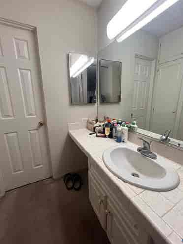 Looking for a girl to share bedroom