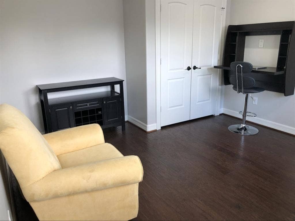 Downstairs room/private bathroom