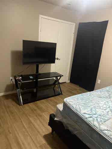 LOOKING FOR ROOMMATE