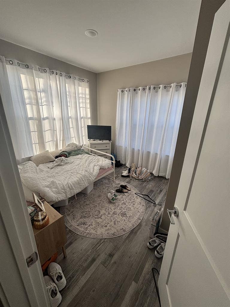 Looking for Female Roommate
