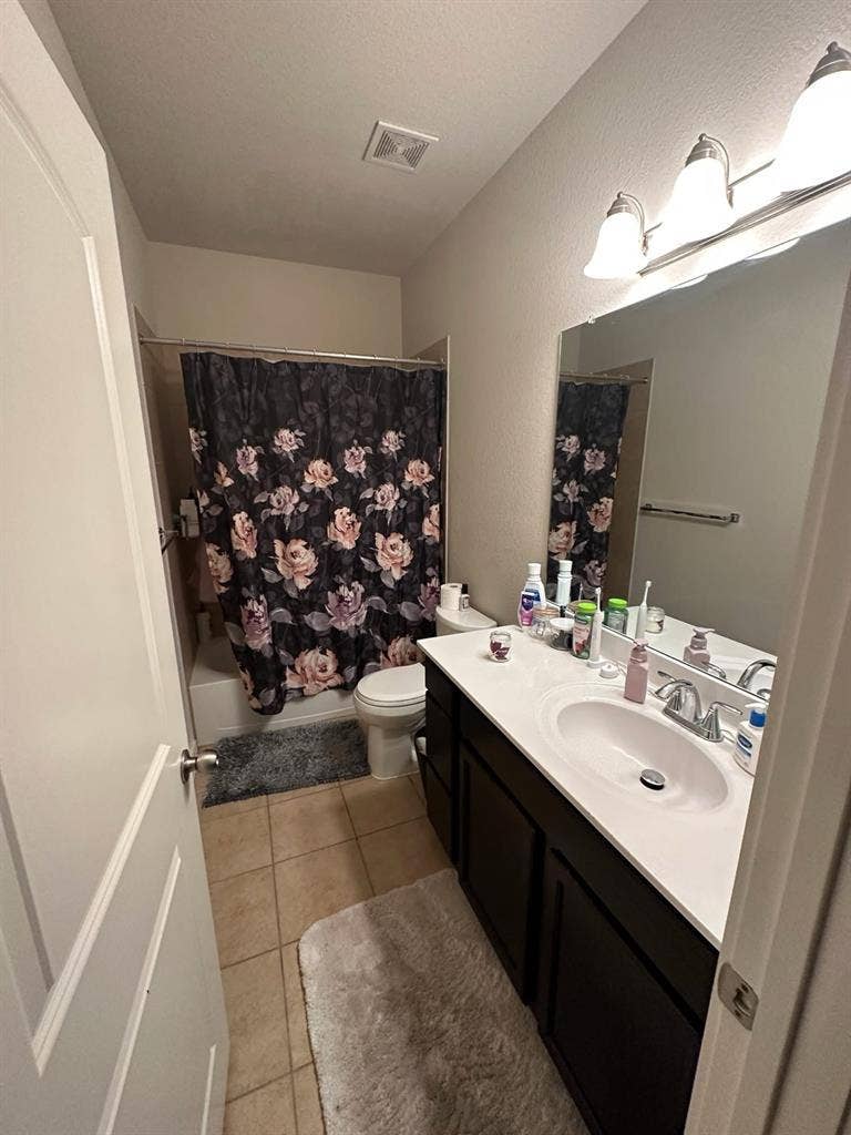 looking for roommate (girls only)