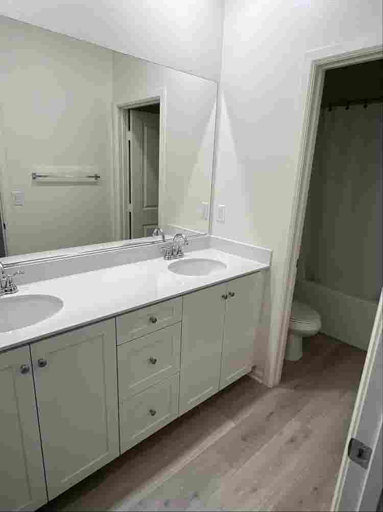 Room + own full bathroom