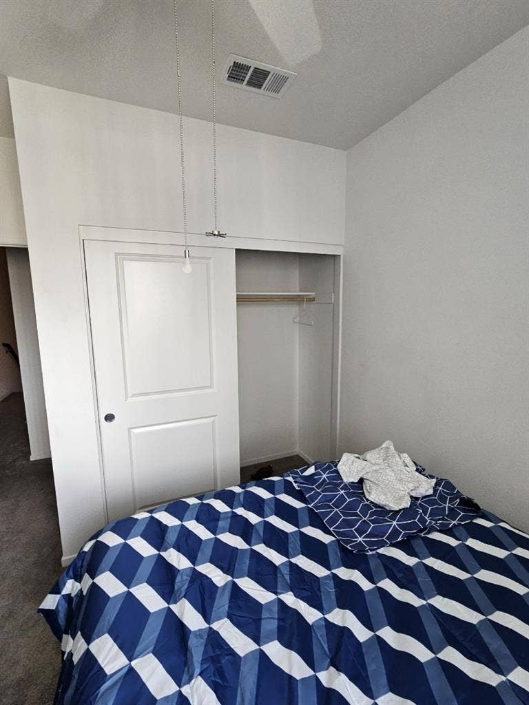 Room w/ private bathroom available