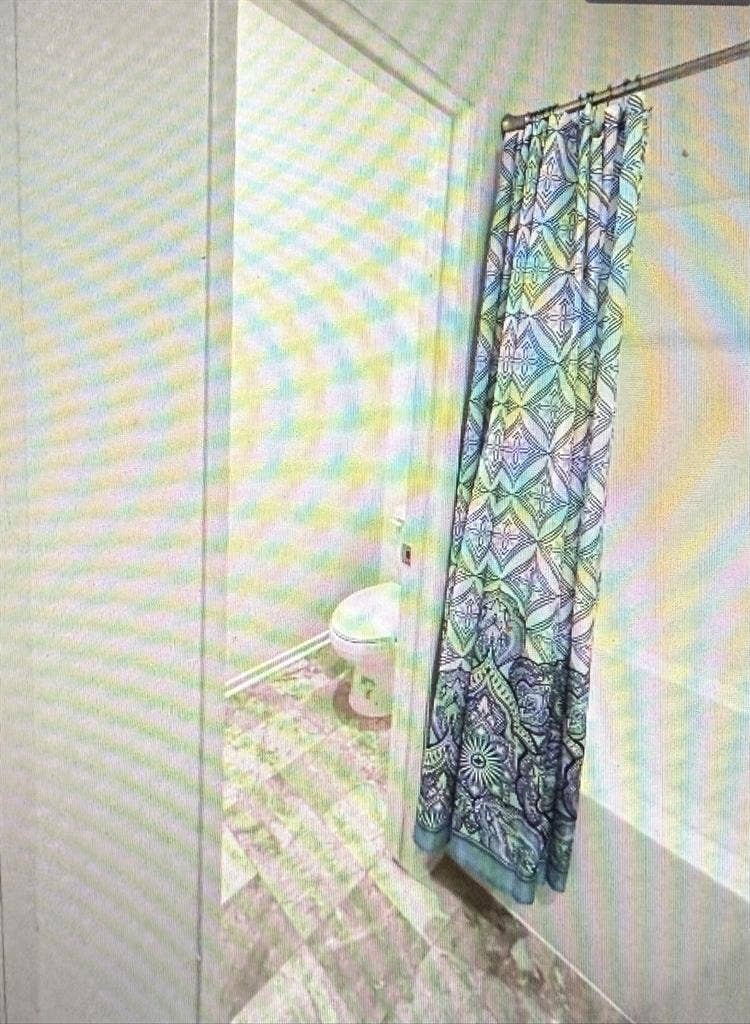 Room w/ private bathroom available