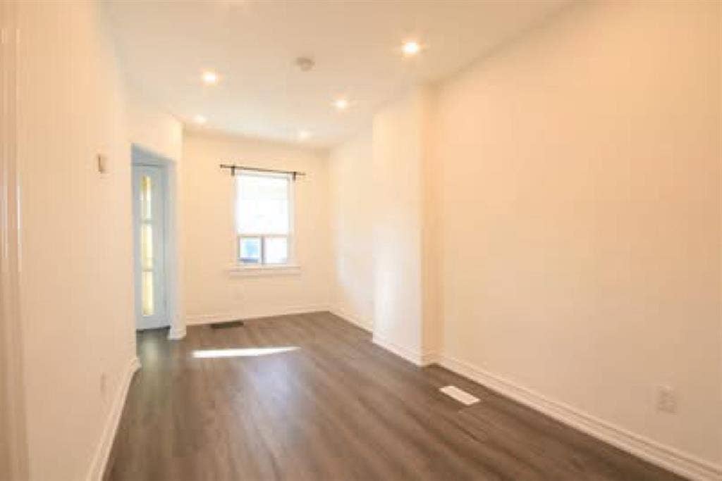 2 Rooms Available for Rent