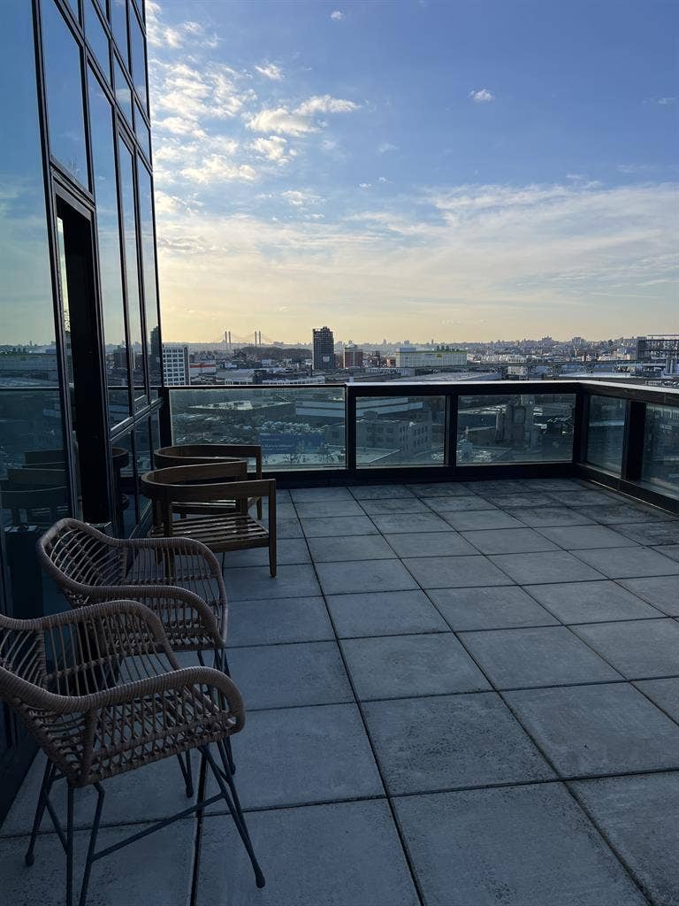 1br en-suite 3bd HUGE PRIVATE PATIO