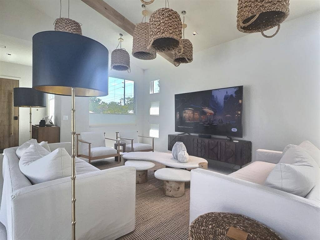 Room for Rent in Modern House