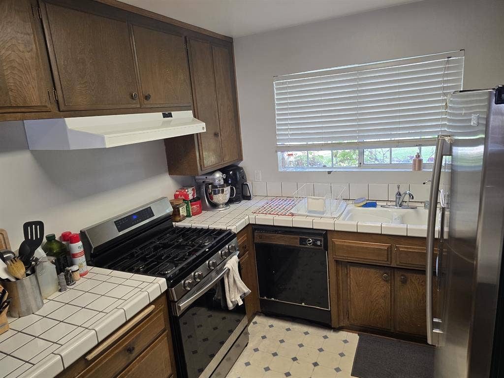 Private room in condo Calabasas