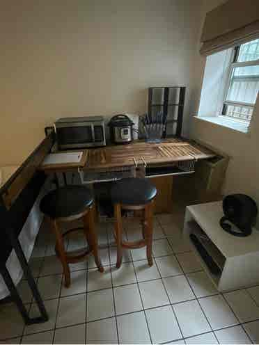Room w/Private Entrance & Bathroom