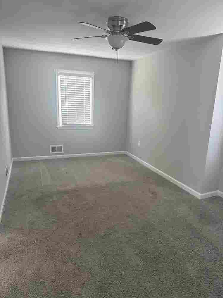 AVAILABLE: Turnkey 🔑 Upstairs Apt!