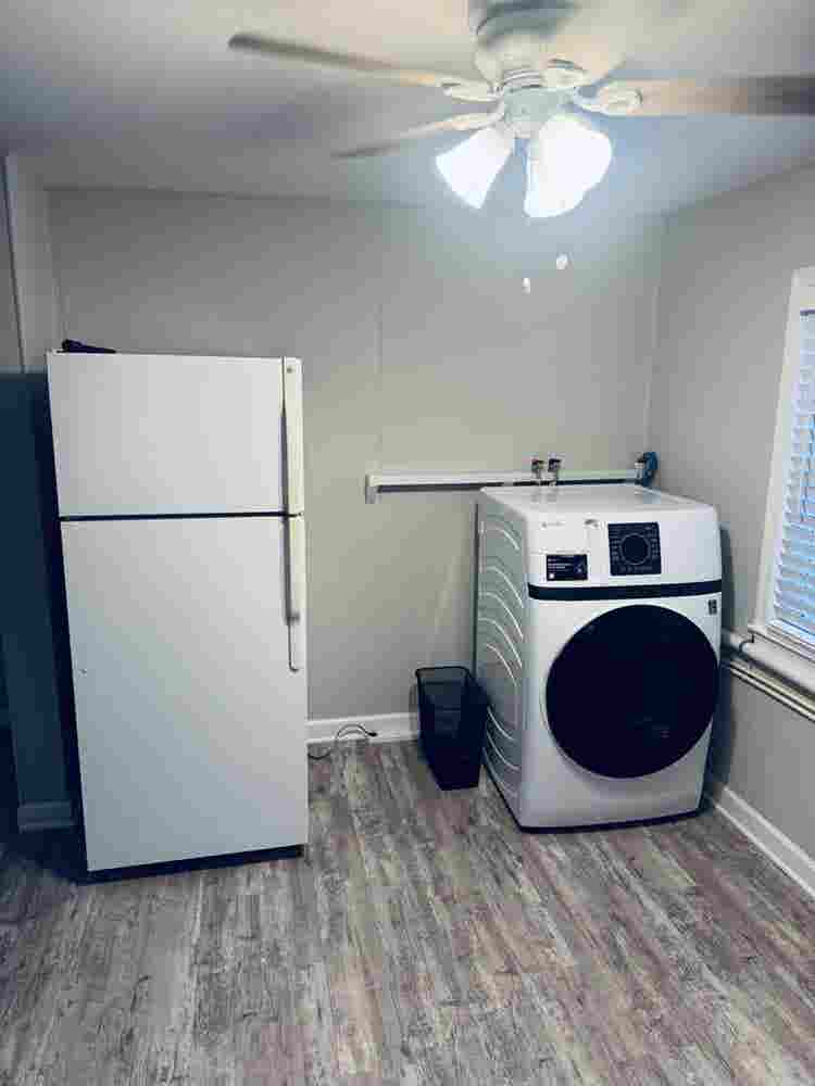 AVAILABLE: Turnkey 🔑 Upstairs Apt!