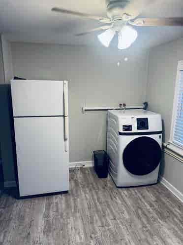 AVAILABLE: Turnkey 🔑 Upstairs Apt!