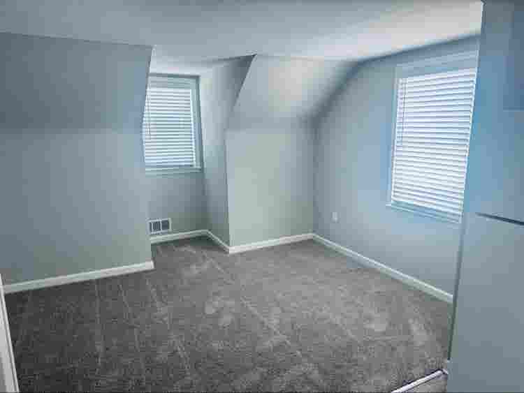 AVAILABLE: Turnkey 🔑 Upstairs Apt!