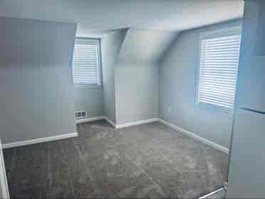 AVAILABLE: Turnkey 🔑 Upstairs Apt!