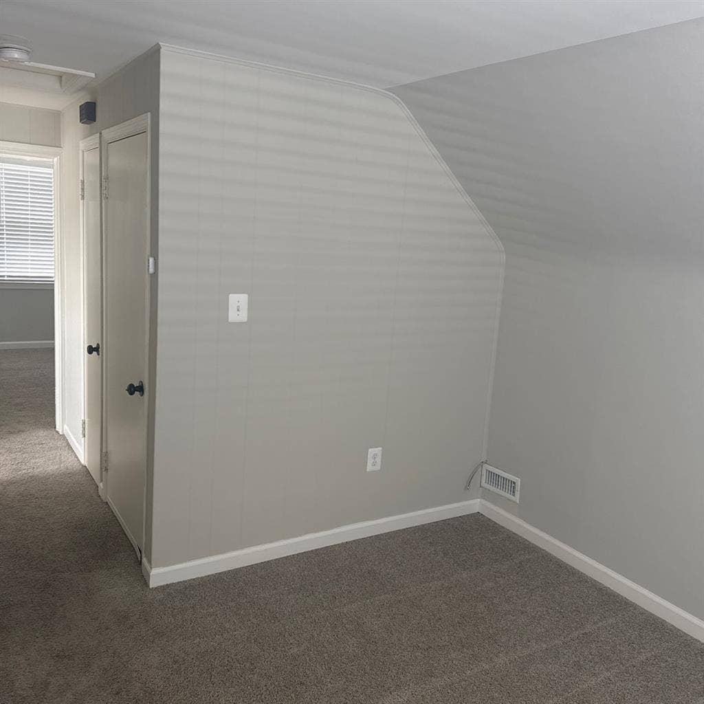 AVAILABLE: Turnkey 🔑 Upstairs Apt!