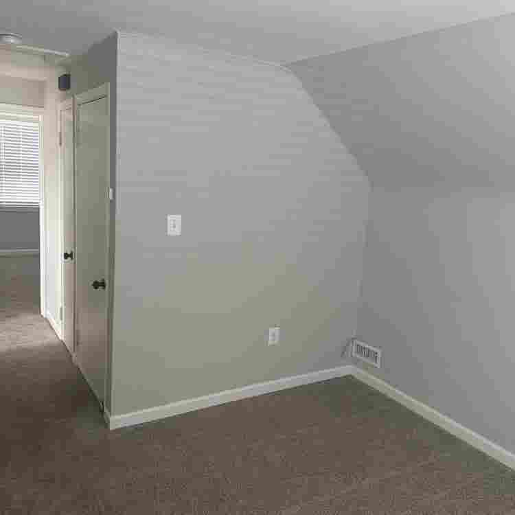 AVAILABLE: Turnkey 🔑 Upstairs Apt!