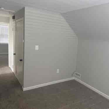 AVAILABLE: Turnkey 🔑 Upstairs Apt!