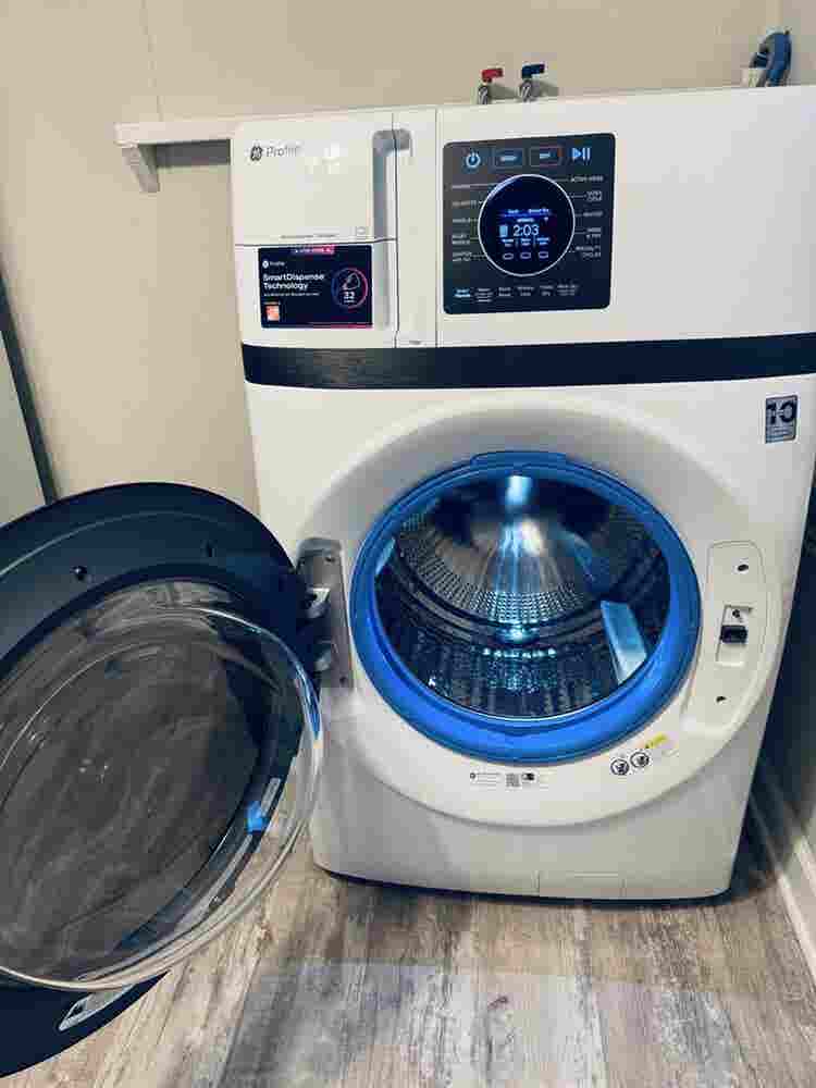 AVAILABLE: Turnkey 🔑 Upstairs Apt!