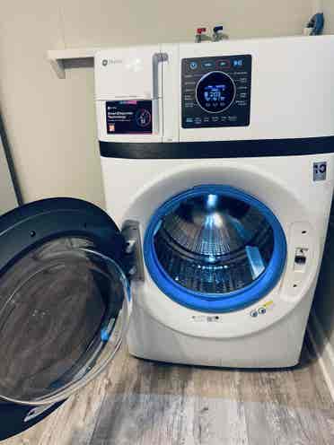 AVAILABLE: Turnkey 🔑 Upstairs Apt!