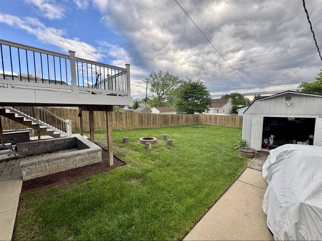 AVAILABLE: Turnkey 🔑 Upstairs Apt!