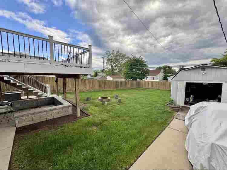AVAILABLE: Turnkey 🔑 Upstairs Apt!