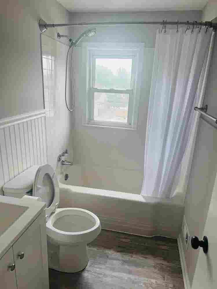 AVAILABLE: Turnkey 🔑 Upstairs Apt!