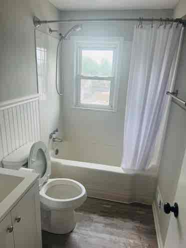 AVAILABLE: Turnkey 🔑 Upstairs Apt!