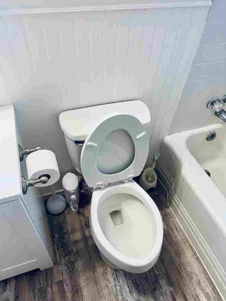 AVAILABLE: Turnkey 🔑 Upstairs Apt!