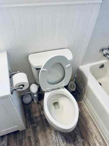 AVAILABLE: Turnkey 🔑 Upstairs Apt!