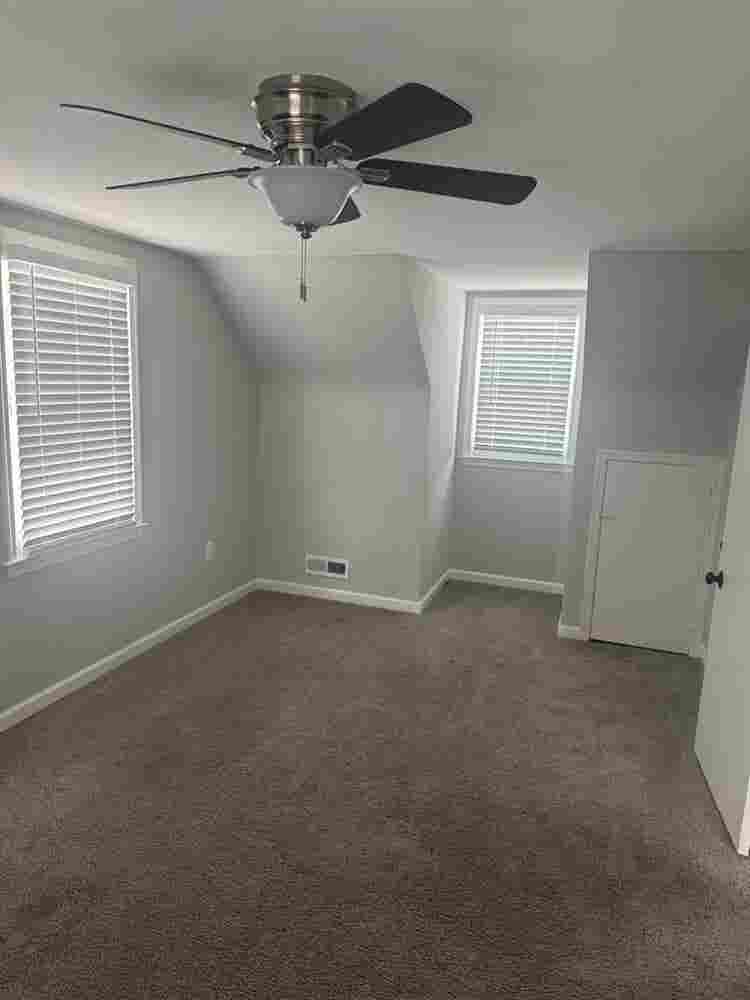 AVAILABLE: Turnkey 🔑 Upstairs Apt!