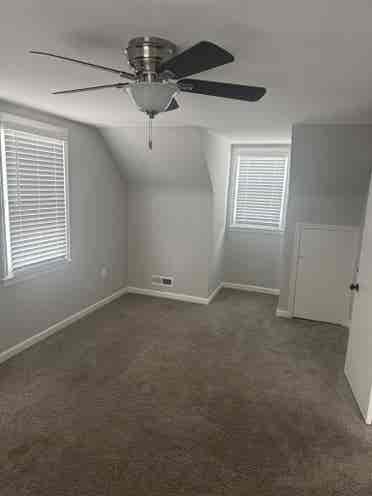 AVAILABLE: Turnkey 🔑 Upstairs Apt!