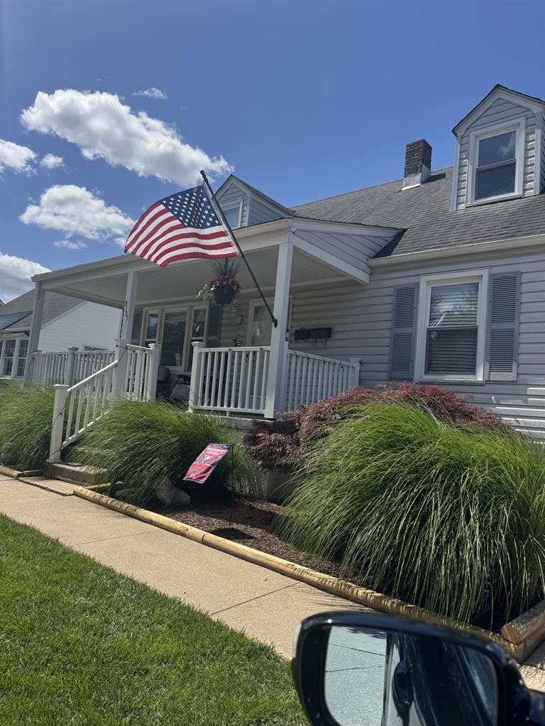 AVAILABLE: Turnkey 🔑 Upstairs Apt!