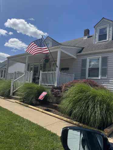 AVAILABLE: Turnkey 🔑 Upstairs Apt!