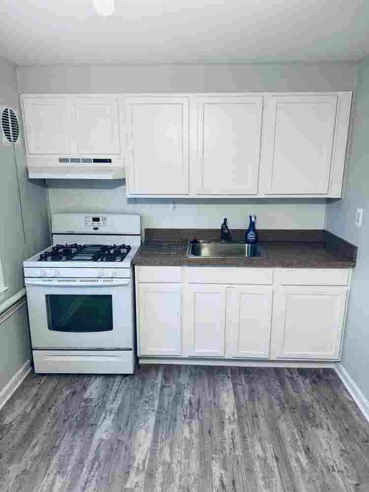 AVAILABLE: Turnkey 🔑 Upstairs Apt!