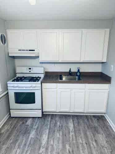 AVAILABLE: Turnkey 🔑 Upstairs Apt!