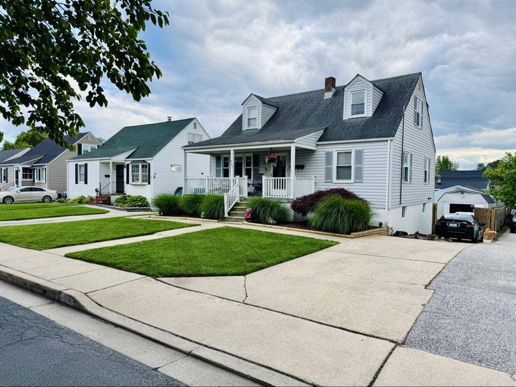 AVAILABLE: Turnkey 🔑 Upstairs Apt!