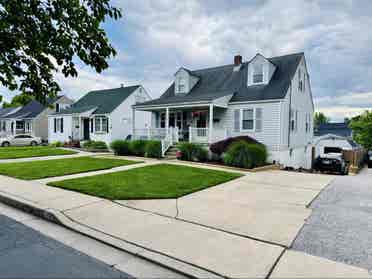 AVAILABLE: Turnkey 🔑 Upstairs Apt!